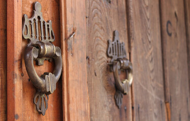 close-up vintage doorknob on wooden door background