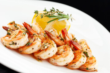 Fried shrimp and lemon in a plate.