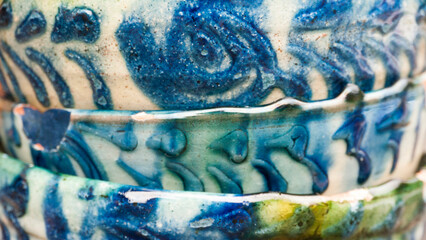 Cuencos de porcelana blanca con adornos azules apilados