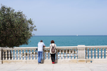 Couple face &agrave; la mer sur la promenade de Cadix