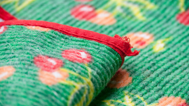 Tejido verde con estampado de frutas