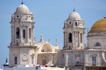 Obraz premium Cathédrale de Cadix face à l'Océan