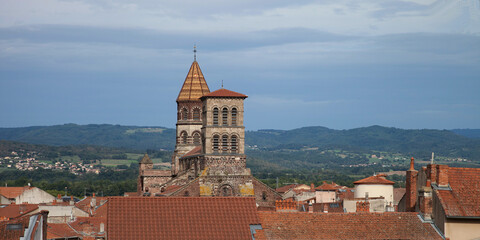 Fototapeta premium La basilique Saint Julien dominant les toits de la ville de Brioude en Haute-Loire