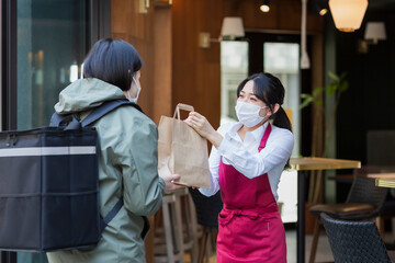 飲食店 デリバリー 配達員