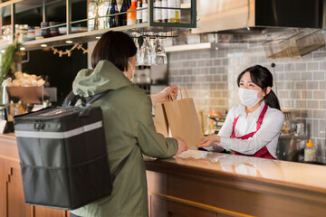 飲食店 デリバリー 配達員
