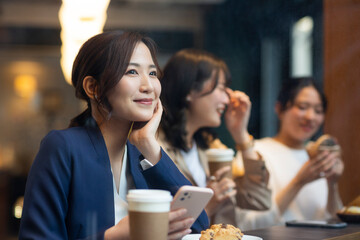 カフェで過ごす若い女性 ビジネスウーマン