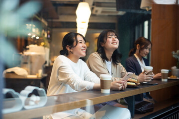 カフェで過ごす若い女性