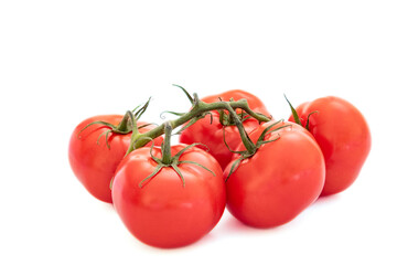 grappe de tomates isolés sur un fond blanc