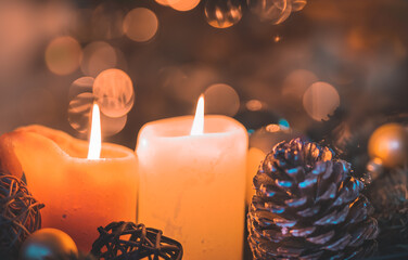 Fototapeta Boże Narodzenie kartka ze świeczkami. Dwie płonące świeczki, ozdoby świąteczne. Dekoracja na ciemnym tle z efektem bokeh. obraz