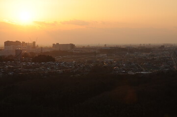 夕日とビル建設現場の遠景
