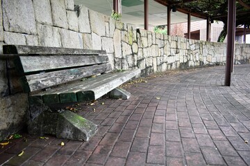 石造りの壁、サークル型公園のベンチ