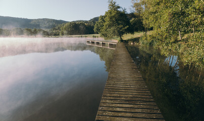 ponton en bois dans la brume automnale sur le lac d'Autun en bourgogne