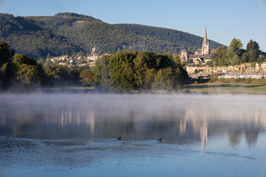 matin&eacute;e brumeuse d'automne &agrave; Autun en Bourgogne