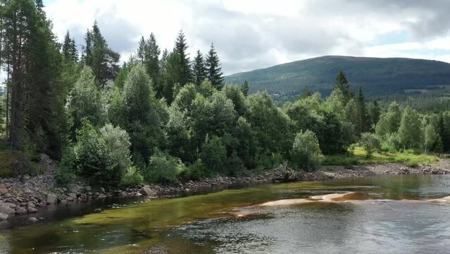 survol de la foret, des lacs et rivi&egrave;res en Su&egrave;de