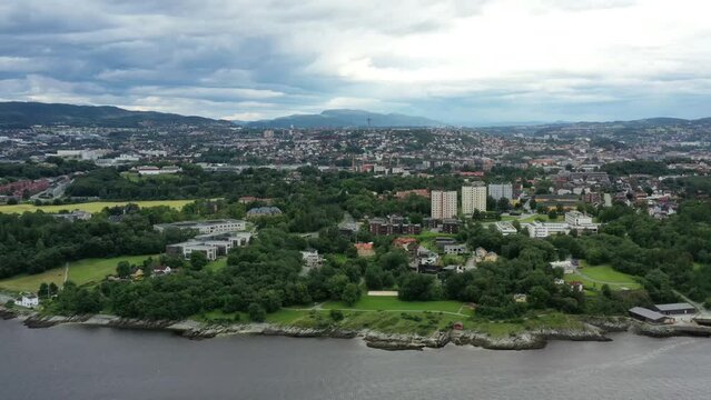 survol du fjord de Trondheim et Ch&acirc;teau de Steinvikholm (Trondheimsfjord)