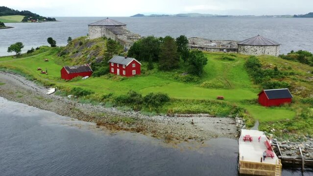 survol du fjord de Trondheim et Ch&acirc;teau de Steinvikholm (Trondheimsfjord)