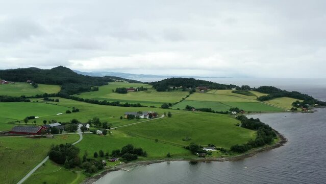 survol du fjord de Trondheim et Ch&acirc;teau de Steinvikholm (Trondheimsfjord)