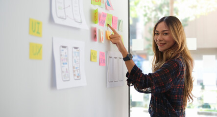 Obraz premium Professional web developer planning template framework layout developer project of mobile application on whiteboard.