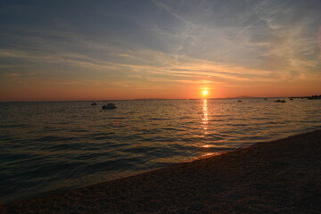 tramonto sul mare a Novaljia isola di pag croazia