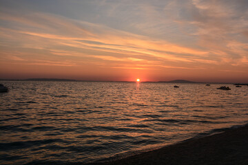 tramonto sul mare a Novaljia isola di pag croazia