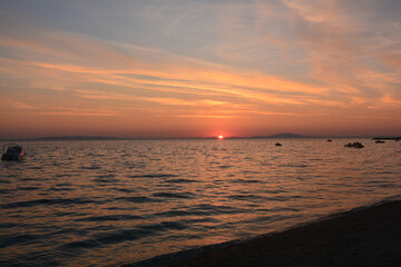 tramonto sul mare a Novaljia isola di pag croazia