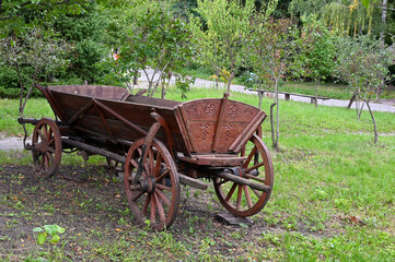 Fototapeta na wymiar An old cart near a house in a Ukrainian village 