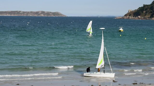 Petits voiliers de l'&eacute;cole de voiles dans la baie de Perros-Guirec