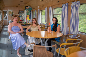 Frauen im historischen Eisenbahnwaggon