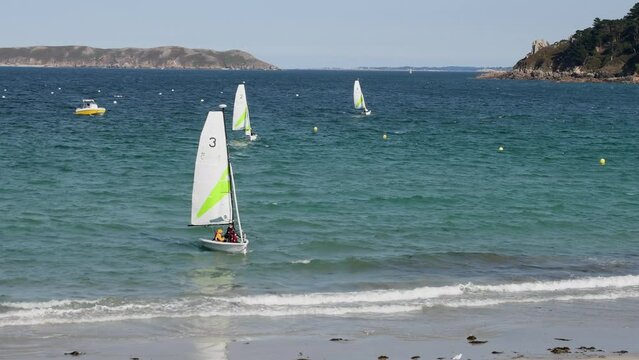 Petits voiliers de l'&eacute;cole de voiles dans la baie de Perros-Guirec