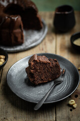 Fototapeta na wymiar bundt cake moelleux gâteau fondant fait maison au chocolat et noisettes 