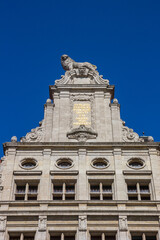 Obraz premium Statue of a lion on top of the town hall of Leipzig, Germany