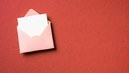 Fototapeta premium Blank white card with pink paper envelope template mockup