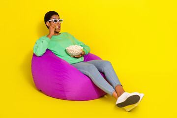 Photo of impressed funny short hair person dressed casual pullover bean bag eating pop corn...