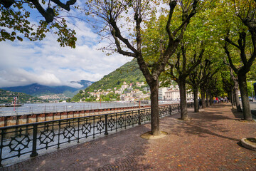 コモ ルンゴ・ラーリオ・トリエステ通りから見るコモ湖の景観