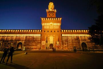 ミラノ ライトアップされたスフォルツェスコ城