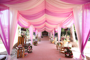 A floral decor can make your wedding decor look super amazing and attractive