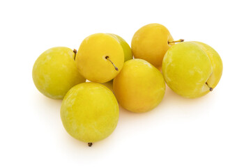 tas de prunes isolées sur un fond blanc