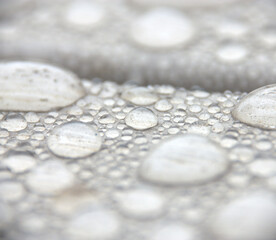 gouttes de pluie en macro sur fond bois en automne 