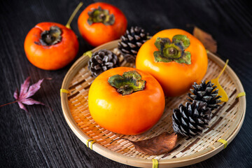 ザルに盛った柿
