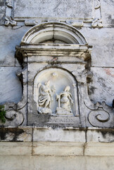 Edicola di marmo con scultura religiosa in bassorilievo