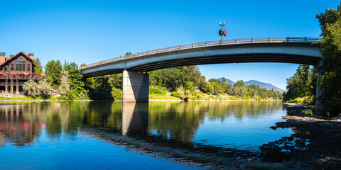 Naklejka premium Riverside Park Bridge autumn landscape over Rogue River in Grants Pass, Josephine County, Oregon