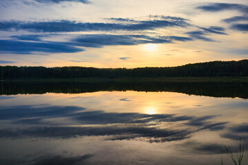 Sonnenuntergang und Abendrot mit Wolken Spiegelung im See, Gorinsee, Wandlitz, Barnim im Bundesland Brandenburg, Deutschland
