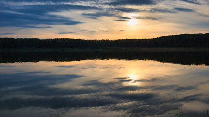 Sonnenuntergang mit Wolken Spiegelung im See, Gorinsee, Wandlitz, Barnim im Bundesland Brandenburg, Deutschland