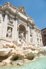 Fototapeta na wymiar Der Trevibrunnen ist ein Monumentalbrunnen auf der Piazza di Trevi vor dem Palazzo Poli in Rom