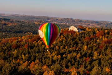 lot balonem nad jesiennym lasem jura krakowsko-czestochowska - obrazy, fototapety, plakaty