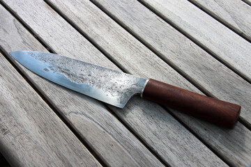 Ein Messer auf einem Holztisch liegend