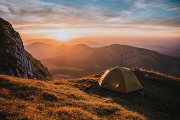 Sonnenuntergang beim Zelten in den Alpen - obrazy, fototapety, plakaty
