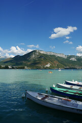 Barques au bord du lac d'Annecy face au mont Veyrier