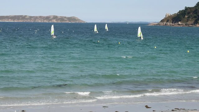 Petits voiliers de l'&eacute;cole de voiles dans la baie de Perros-Guirec