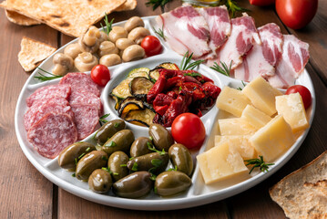 Vassoio con formaggi, salumi e verdure varie, cibo italiano